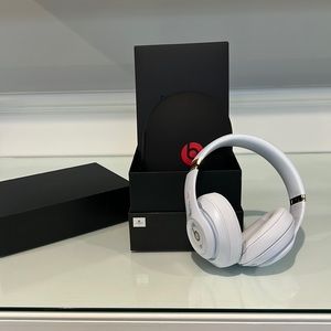 Beats Studio 3 Wireless earphones white